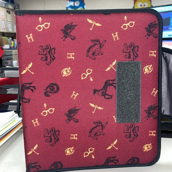 Harry Potter binder w/matching pencil bag.
Great condition. No rips/tears. - Picture 3 of 7